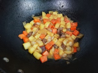 咖喱土豆牛肉,放入和食材平齐的温水大火烧开，转小火烧两分钟焖一会