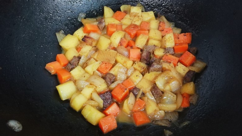 咖喱土豆牛肉,放入和食材平齐的温水大火烧开，转小火烧两分钟焖一会
