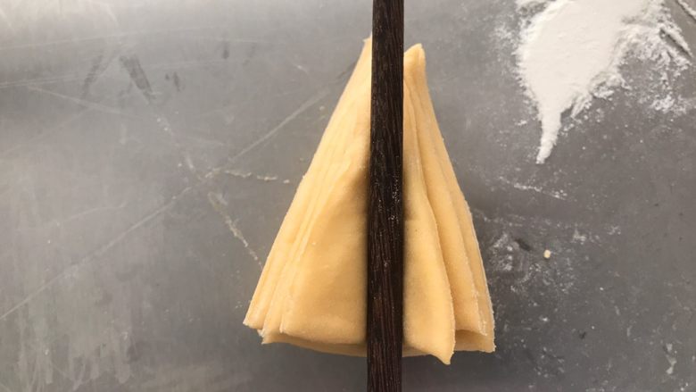 红枣花卷,拿一根筷子，放在中间向下压，注意不要压断