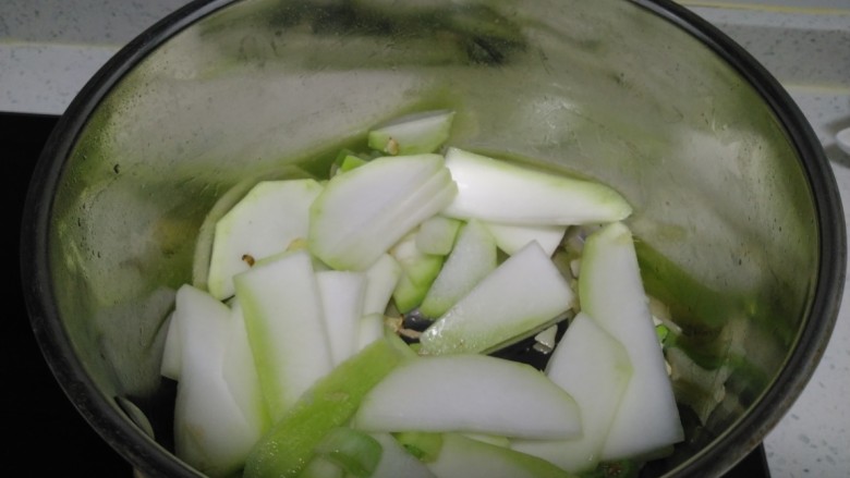 菜瓜炖青豆、丝瓜、豆腐皮、粉丝,锅中放入适量油，炒香菜瓜。