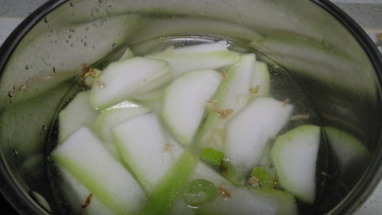 菜瓜炖青豆、丝瓜、豆腐皮、粉丝,加入适量清水。