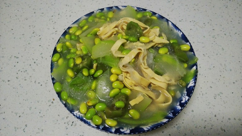 菜瓜炖青豆、丝瓜、豆腐皮、粉丝,搅拌均匀盛入碗中。