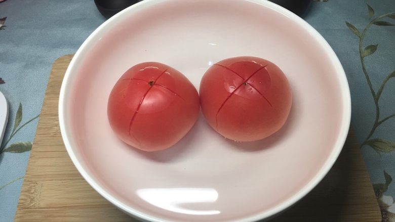 西红柿鸡蛋盖浇饭,放入碗里加入开水