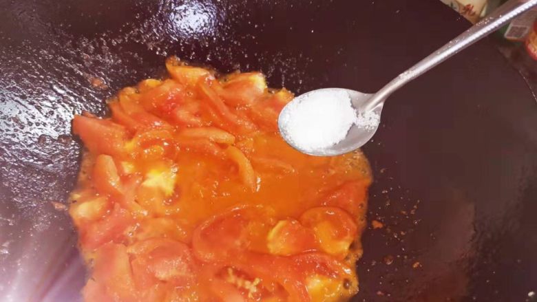 西红柿鸡蛋盖浇饭,加少许糖搅拌