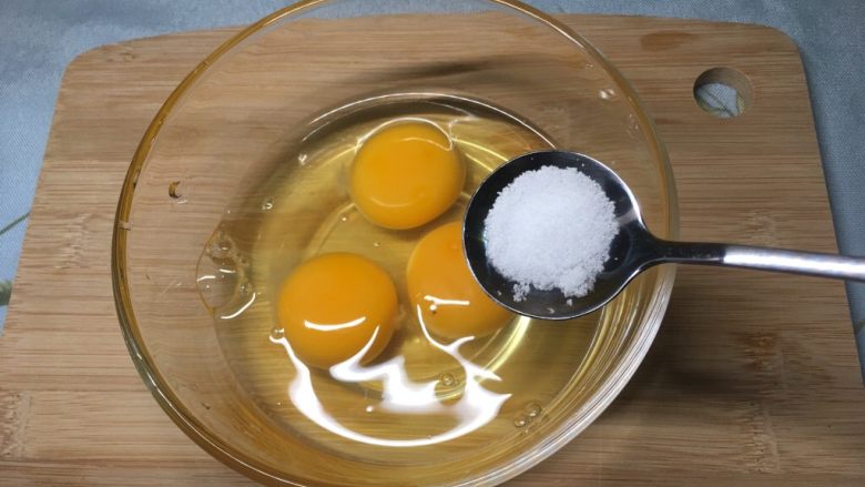 西红柿鸡蛋盖浇饭,加入盐