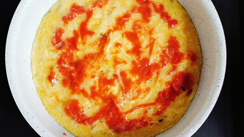土豆丝五彩披萨,半凝固后，抹上适量的番茄酱