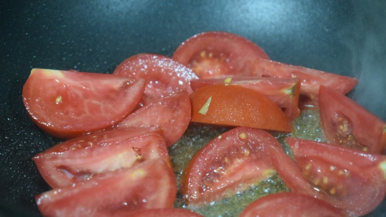 泰式风味口蘑钳鱼,【菜品制作2】倒入番茄翻炒出汁儿