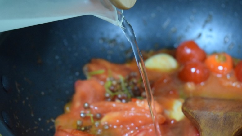 泰式风味口蘑钳鱼,【菜品制作4-1】等到番茄超不多已经软烂出汁儿了，就可以倒入清水
