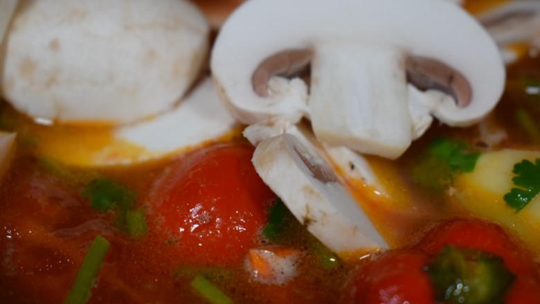 泰式风味口蘑钳鱼,【菜品制作8】倒入口蘑片儿继续煮至沸腾