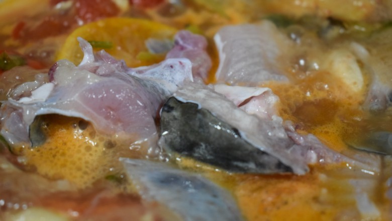 泰式风味口蘑钳鱼,【菜品制作9】放入钳鱼脊骨部分比较大块儿的鱼肉