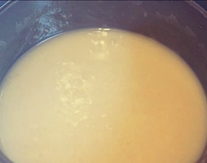 马蹄千层糕,南瓜汁温度降到80度左右时，开小火，倒入一小部分马蹄粉水，边倒边搅拌