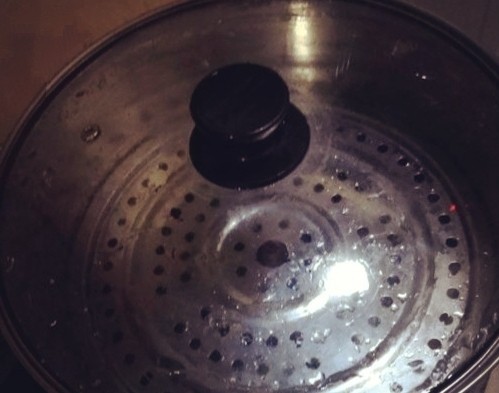 马蹄千层糕,锅中放水，水开后把不锈钢盆放入蒸屉