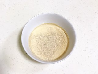 红枣司康,往牛奶内加入酵母粉拌匀。
