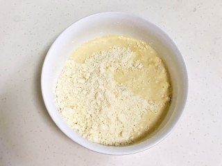 红枣司康,分两次加入液体拌匀。