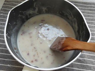 蔓越莓奶糕,搅拌熬制到浓稠。