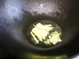 丝瓜花甲汤,锅中热油，加姜丝葱白炒香。