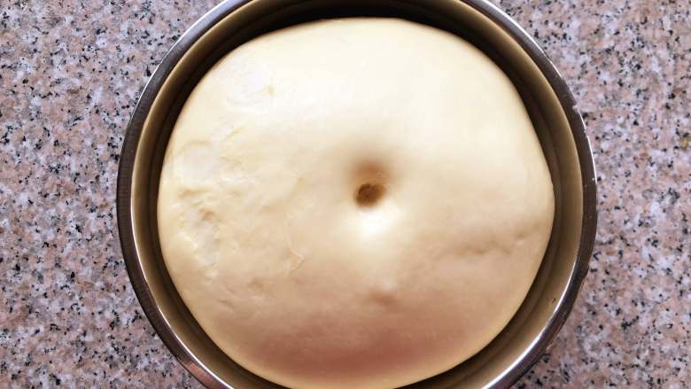 日式红豆包,面团发酵1.5倍-2倍大小，手蘸面粉在面团上插孔，小孔不回缩，面团不塌陷，说明面团已经发酵好了。
 