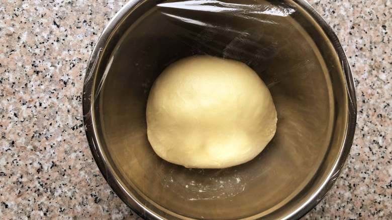日式红豆包,继续揉10分钟，取出面团，放到盆里用保鲜膜覆盖，放置温暖的地方发酵。
 