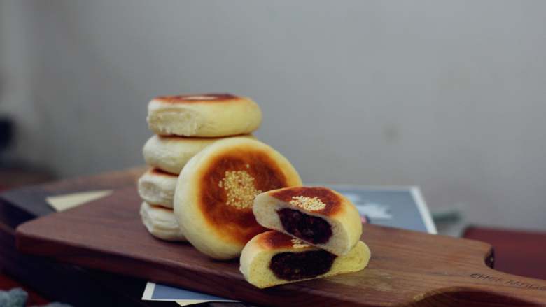 日式红豆包,取出烤好的红豆包