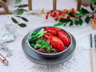 小龙虾青菜清汤荞麦面