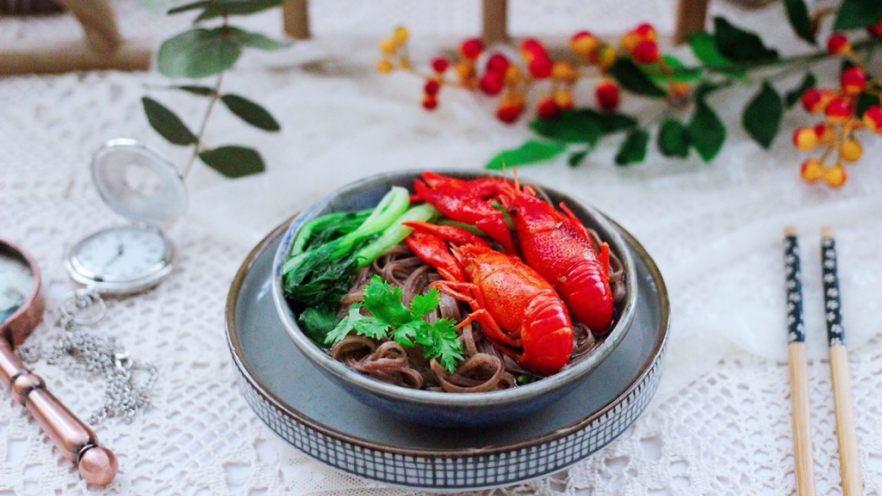 小龙虾青菜清汤荞麦面