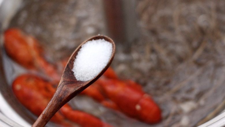 小龙虾青菜清汤荞麦面,锅中加入适量的盐调味。