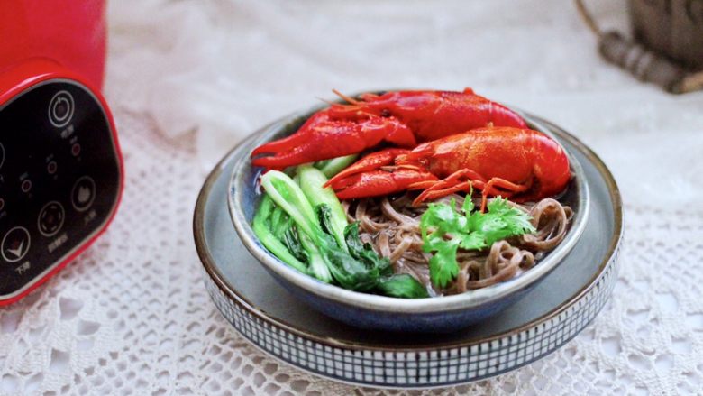 小龙虾青菜清汤荞麦面,好吃又不长肉肉。