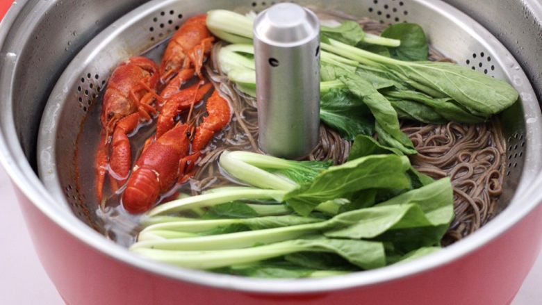 小龙虾青菜清汤荞麦面,这个时候加入洗净的青菜，大火继续煮至青菜断生变色的时候。