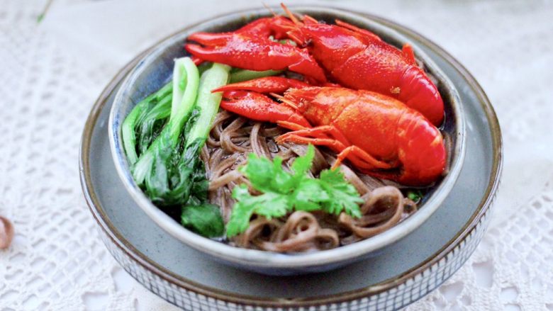 小龙虾青菜清汤荞麦面,鲜美可口又营养丰富的小龙虾青菜清汤荞麦面出锅咯。