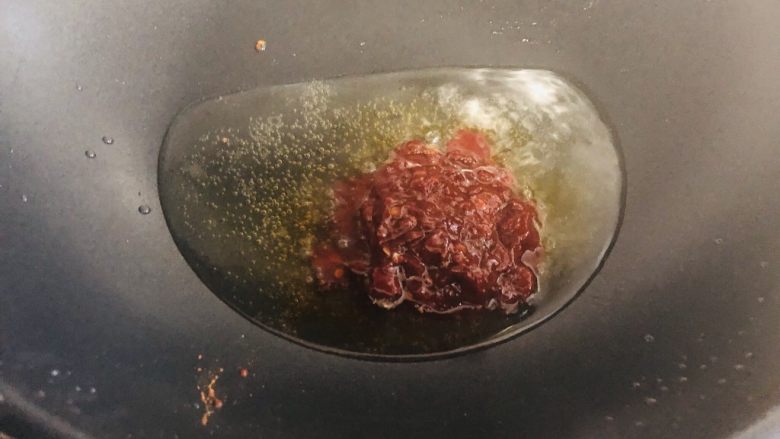 茄子这样做，比肉还好吃，不一样的肉沫茄子,锅内留适量底油，放入郫县豆瓣炒出红油。