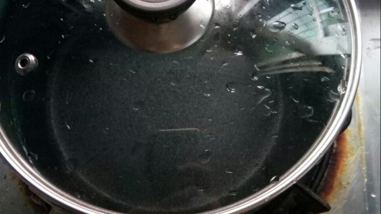 螺蛳粉,雪平锅加500毫升左右的水烧沸。