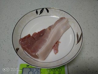 猪肉萝卜缨南瓜玉米面包子,猪肉洗净。