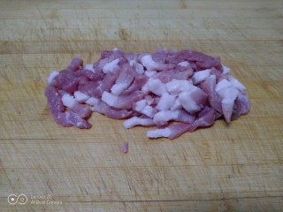猪肉萝卜缨南瓜玉米面包子,猪肉先切片再切条。