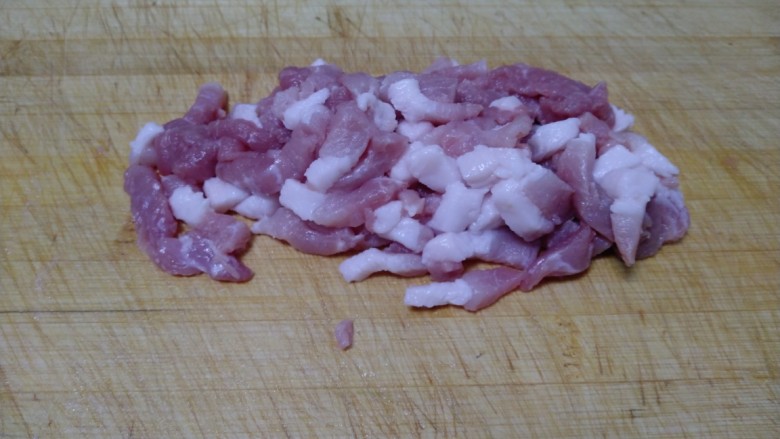 猪肉萝卜缨南瓜玉米面包子,猪肉先切片再切条。