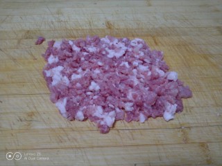 猪肉萝卜缨南瓜玉米面包子,然后切粒再剁碎。