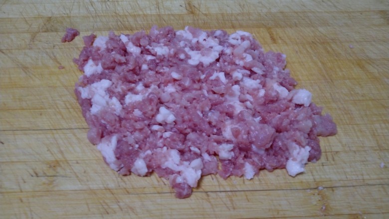 猪肉萝卜缨南瓜玉米面包子,然后切粒再剁碎。
