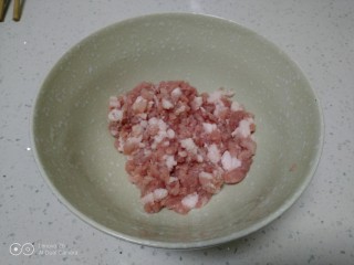 猪肉萝卜缨南瓜玉米面包子,盛入碗里。