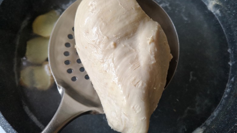 柠檬手撕鸡,煮熟后的鸡胸肉沥水捞出晾凉。