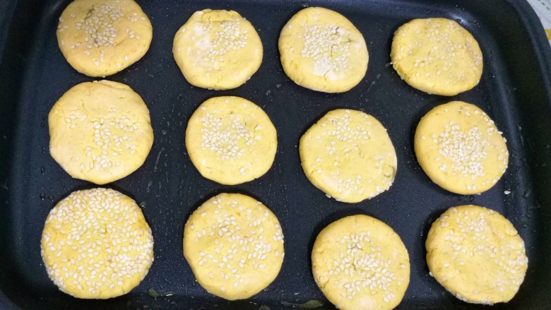 奶香南瓜芝麻饼,放入平底锅中，煎至两面金黄。