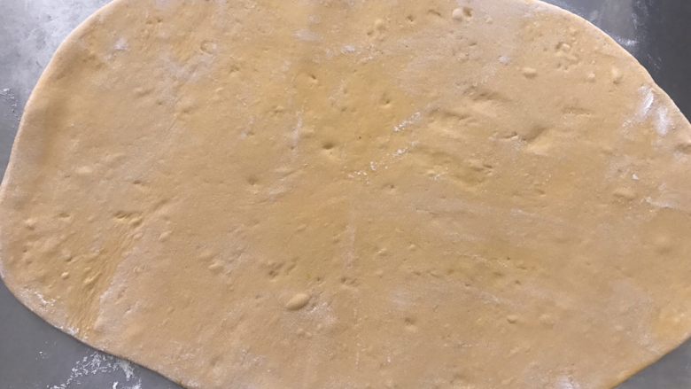 南瓜花卷,案板上撒点面粉，防止擀好的面皮粘在案板上。把面团擀开，擀成0.5厘米厚的面片。在面团两面撒一些干粉防粘