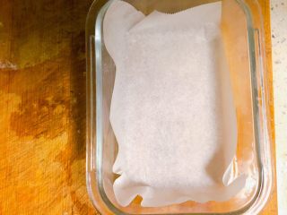 红枣山药核桃糕,容器内垫入硅油纸
