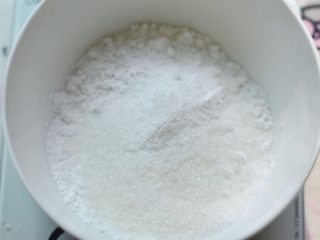 芒果糯米滋,先在容器内加上水磨糯米粉、玉米淀粉跟细砂糖