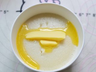 芒果糯米滋,之后将黄油放进去，面糊的温度会将黄油融化掉，之后用刮刀慢慢搅拌均匀