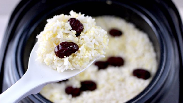 红枣二米饭,蒸出来的米饭颗粒饱满圆润，口感筋道香浓。