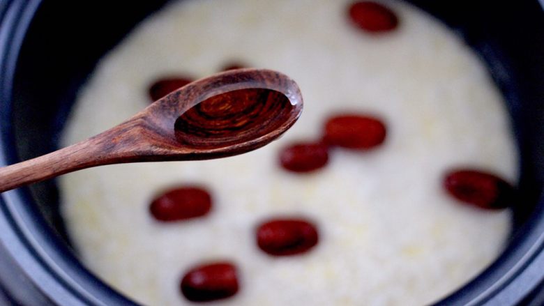 红枣二米饭,锅中加入食用油，这样蒸出来的米饭更香醇。