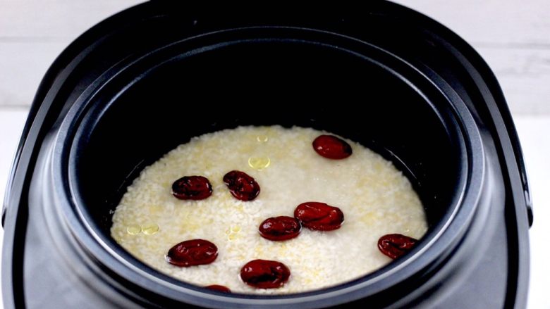 红枣二米饭,把甑锅放进锅体的三脚架里，如果喜欢米饭口感偏硬的话，可以把水量减一点，这个随自己喜好选择。