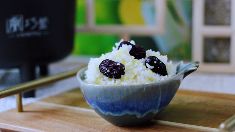 红枣二米饭,健康又营养丰富的红枣二米饭。