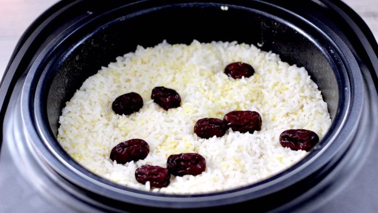 红枣二米饭,香喷喷，热乎乎的红枣二米饭出锅咯。