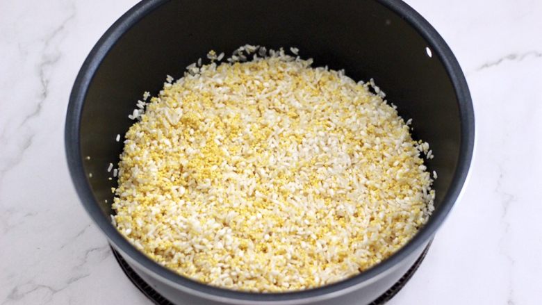 红枣二米饭,浸泡洗净的的大米和小米，糯米倒入电饭煲的甑锅里。