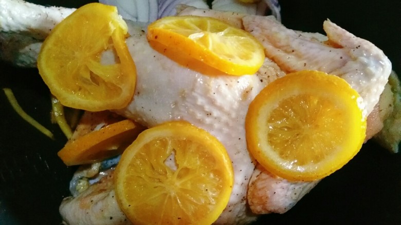 柠檬手撕鸡,再把柠檬片摆在鸡肉上盖上电饭煲，按煮饭键煮